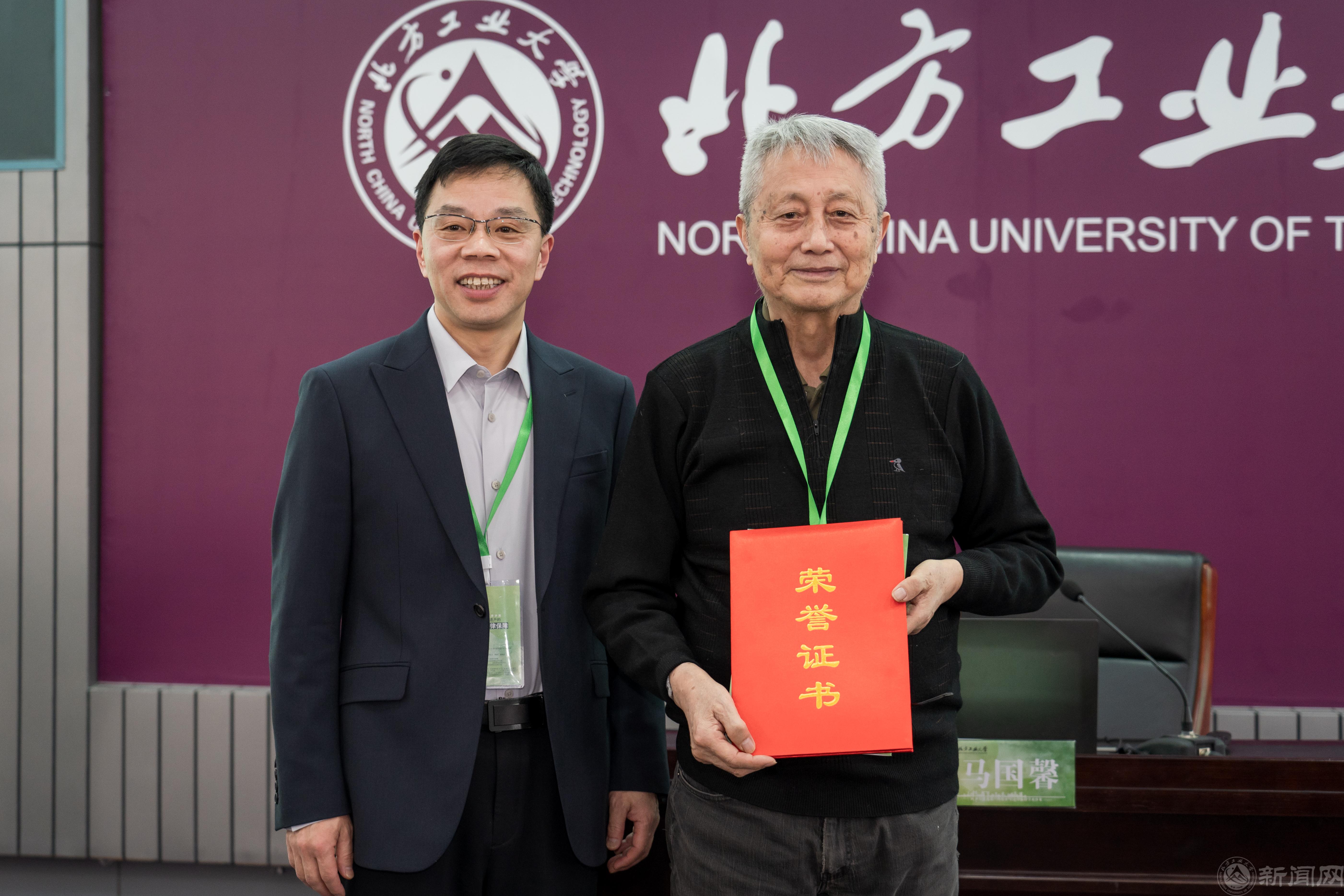 段书记为马院士颁发证书.jpg